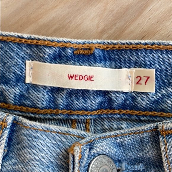 Levi’s Wedgie Light Wash Jeans - Picture 6 of 8